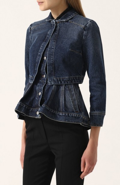 Приталенная джинсовая куртка с потертостями и баской