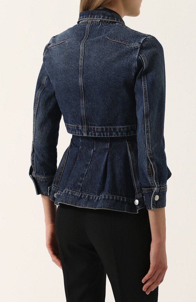 Приталенная джинсовая куртка с потертостями и баской