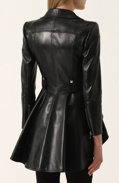 Приталенная кожаная куртка с удлиненной спинкой