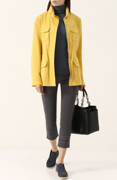 Приталенная куртка с карманами и воротником-стойкой