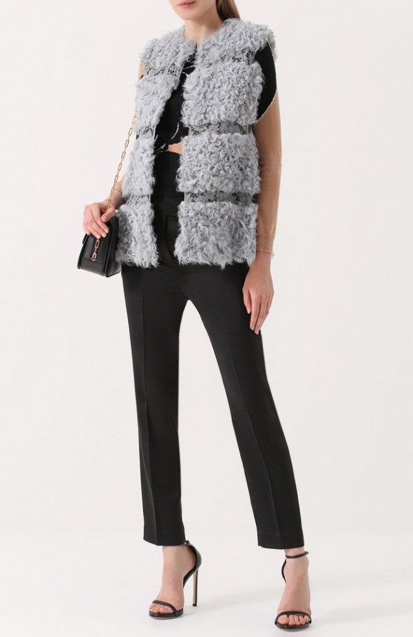 Жилет из меха ягненка с кружевными вставками