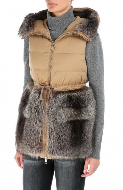 Пуховый жилет с капюшоном и меховой отделкой