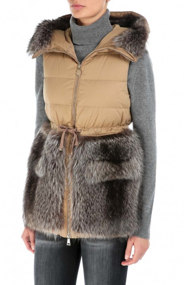 Пуховый жилет с капюшоном и меховой отделкой